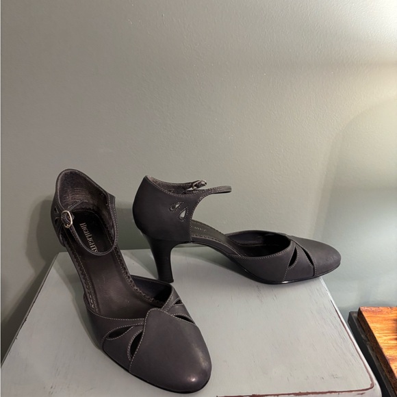 Pretty Gray Heels - Picture 2 of 2
